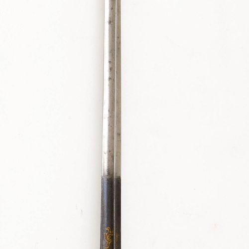 Null GALADEGEN
法国，巴黎1774年，Laurent Dépé大师。
银质刀柄，由铸造和锻造的部件组成，部分镀金。橄榄形的鞍座，铆钉头，握弓结束于&hellip;