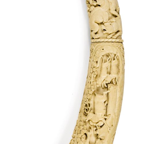 Null PRUNKHORN
法国，迪耶普，19世纪第三季度
象牙雕刻，装饰：漏斗区--顶部，英国皇家纹章，由带有 "HONI SOIT...MAL Y PEN&hellip;