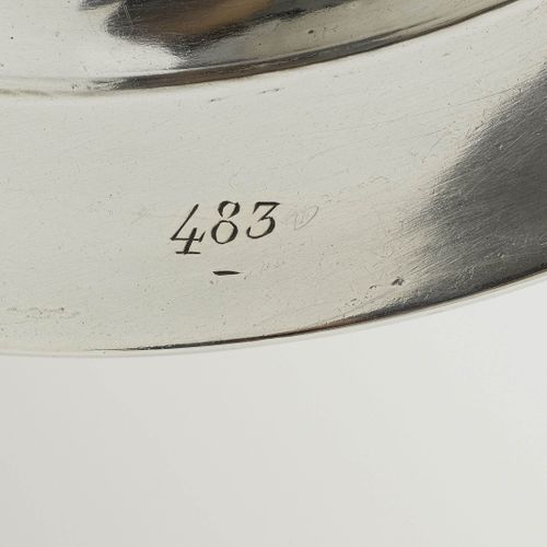 Null 一对来自纳波莱昂营地服务的盘子
巴黎，1809-1812。马丁-纪尧姆-比安奈的大师标记。
银。刻有拿破仑一世的纹章。背面刻有471和483号。
D &hellip;