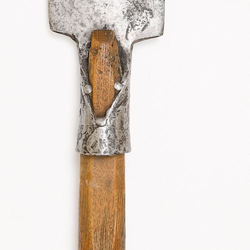 Null WARRIOR'S GUTTLE
所谓的 "小转盘葫芦"，瑞士，约1700年，卢塞恩，第4款。
高度长方形，双刃刀，末端是一个有棱有角的钩状延伸部分，&hellip;