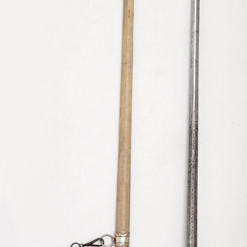Null GALADEGEN
瑞士，18世纪末，用于议员（也是Landsgemeinden）。
银器，由铸造和锻造的部件组成。橄榄形，琢磨过的鞍座，球形铆钉头，&hellip;