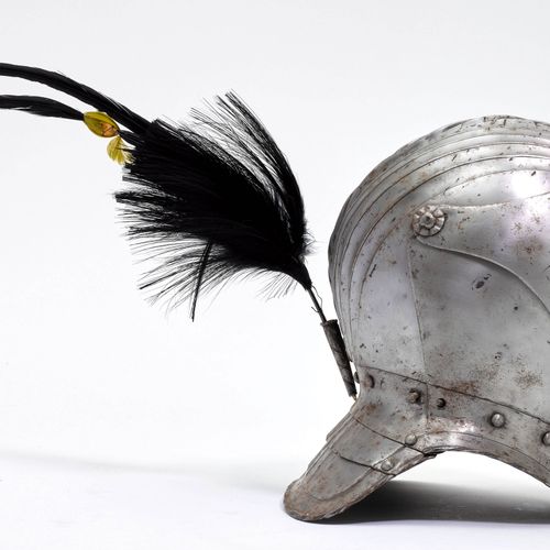 Null 瞄准镜
16世纪上半叶的德国风格，19世纪下半叶的作品。
光亮的铁质，一体式头盔铃铛，有低矮的花边徽章，铃铛两侧有五个凹槽，刻有装饰线，有弹簧扣。两件&hellip;