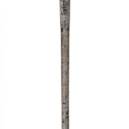 Null DEGEN
意大利或德国 约1630年。
铁制剑柄，大而长的橄榄形剑柄两边都是尖的，垂直的装饰槽，部分有线条或圆点。Quillons的手臂向鞍座和枪尖&hellip;