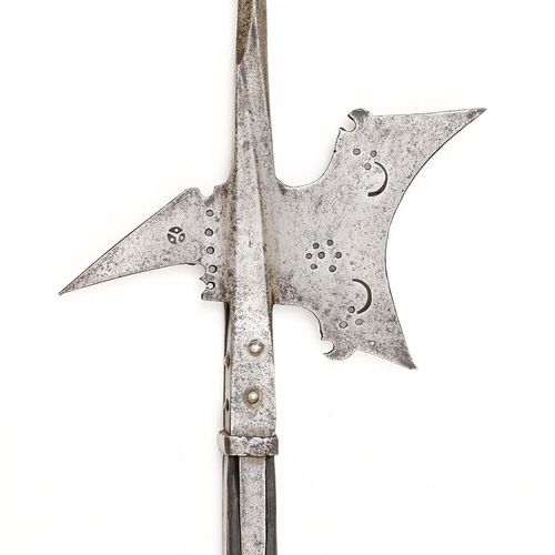 Null HALFBEARED
奥地利-斯蒂利亚，约1580年。
长方尖，月牙形的刀刃，宽颈和倾斜的凹面。刀片和喙钩上有成群的点状穿孔，标记：圆形区域被条状物分&hellip;