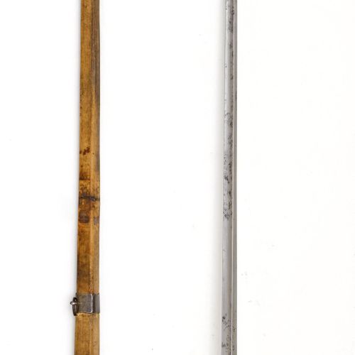 Null GALADEGEN
法国，约1750年，为一个官员。
铁制剑柄，由铸造和锻造部分组成，球形鞍座，铆钉头，握弓结束于握柄底座，短轴，两个握钩，护手由肾形&hellip;