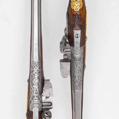 Null STEINSCHLOSSPISTOLENPAAR
南德或奥地利，约1730/40。
圆形枪管（长34.3厘米），口径15毫米，枪膛内有切割装饰：穿着古&hellip;