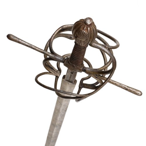 Null RAPIER
德国，17世纪初。
铁柄，大梅花形的鞍座上有16个垂直的凹槽和珠子，两边描绘着双扇贝，铆钉头。开放式握把护具，第三面的侧护具开成一个大护&hellip;