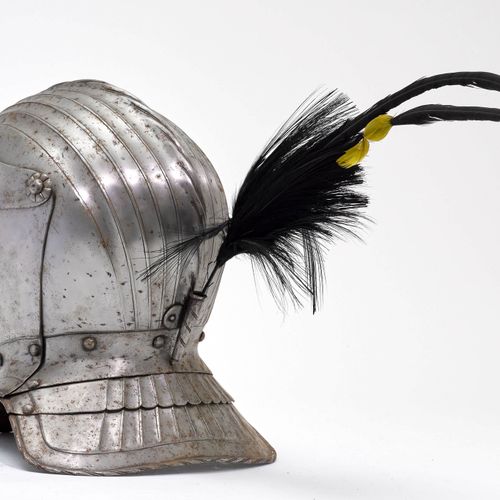 Null 瞄准镜
16世纪上半叶的德国风格，19世纪下半叶的作品。
光亮的铁质，一体式头盔铃铛，有低矮的花边徽章，铃铛两侧有五个凹槽，刻有装饰线，有弹簧扣。两件&hellip;