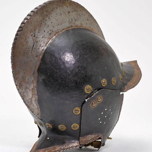 Null STURMHAUBE
Tedesco, c. 1580.
Ferro parzialmente annerito, campana in un sol&hellip;