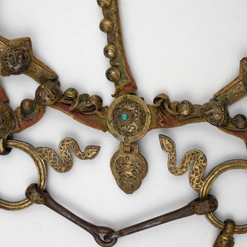 Null BOUTEILLERIE.
Tibet, env. 18e s.
Liens en cuir, ornés de bijoux en cuivre p&hellip;