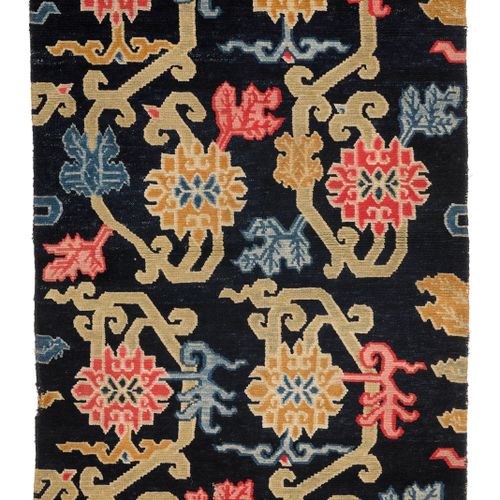 Null 莲花藤毯。
西藏，约1900年，144 × 79厘米。
羊毛。两条浅绿色的卷须，每条都有四朵花，在深蓝色的地面上。

标有*（星号）的物品需缴纳全部增&hellip;
