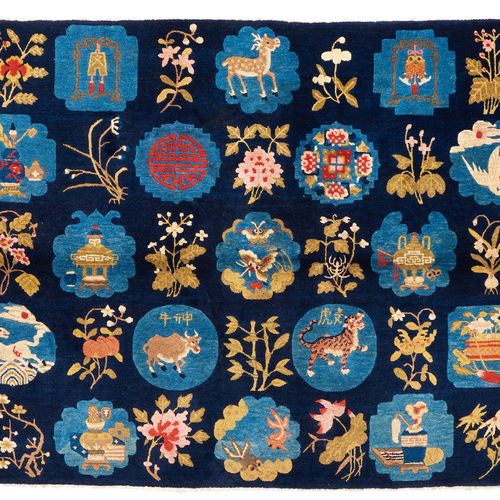 Null 包头市卡图地毯。
中国，约1920年，207 × 133厘米。
羊毛。在深蓝色的地面上，花和果实之间有五行交错排列的吉祥符号的卡图。在他们下面有两枚带&hellip;