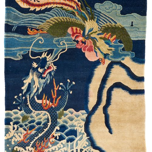 Null 斑驳的龙凤地毯。
中国，约1930年，180 × 125厘米。
羊毛，蓝底多色。富有表现力的场景，一条龙从海中升起，一只凤凰在云层之间。

标有*（星&hellip;