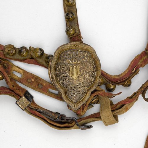 Null BOUTEILLERIE.
Tibet, env. 18e s.
Liens en cuir, ornés de bijoux en cuivre p&hellip;