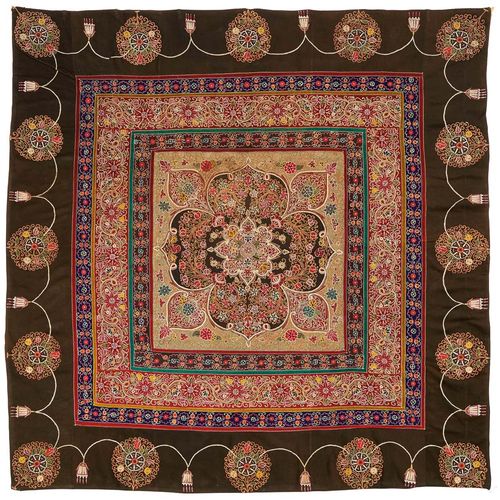 Null COUVERTURE RASTE.
Iran, 19e s. Env. 186 × 186 cm.
Feutre de laine à fond br&hellip;