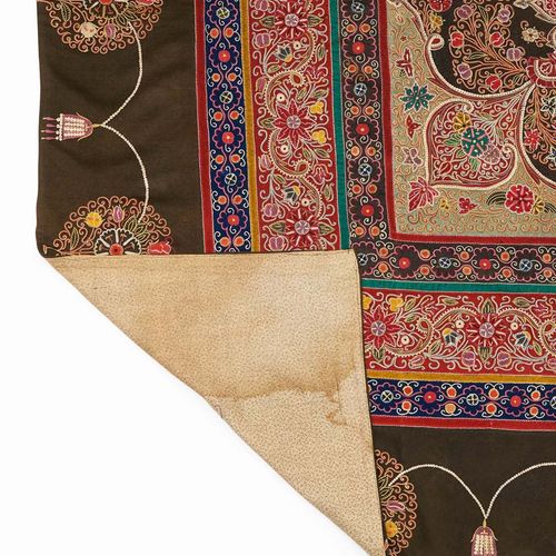 Null RASHT COVER。
伊朗，19世纪。 约186 × 186厘米。
棕地羊毛毡，多色丝绸刺绣。一朵大的、中央的花，里面有花的装饰，被三个不同颜色的&hellip;
