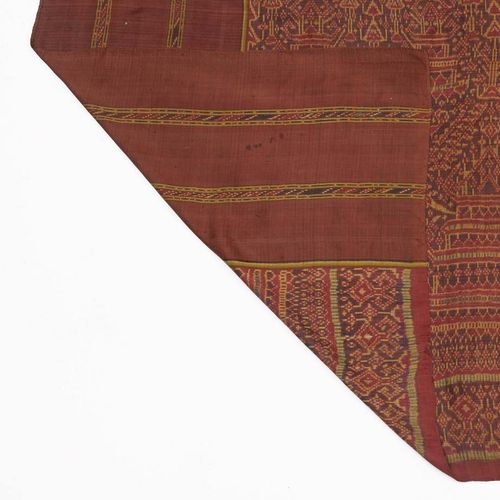 Null 皮丹寺悬空。
柬埔寨，约1900年，约86×350厘米。
丝绸、深红色、棕色、黄色和绿色。主场装饰有一系列的寺庙和佛塔，分两个区，以菱形格子边框为界。&hellip;