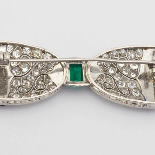 Null ONYX-MARAGD-DIAMOND-BROOCH，约1925年。
铂金，10克。
镂空的几何装饰艺术胸针，形状是一只帕皮翁，中间镶嵌了1颗约0.3&hellip;