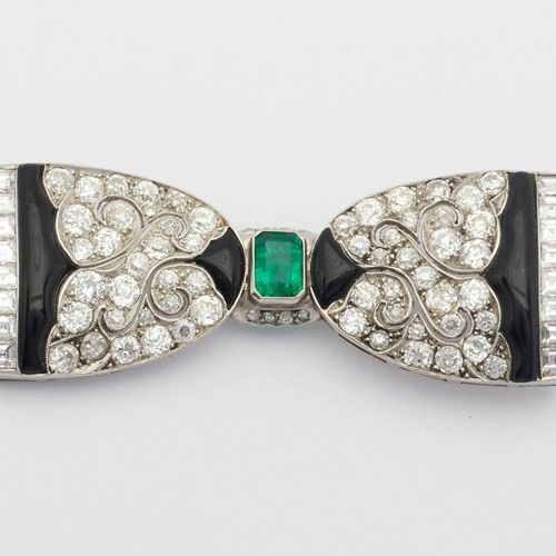 Null ONYX-SMARAGD-DIAMOND-BROOCH, c. 1925.
Platino, 10g.
Broche Art Decó geométr&hellip;