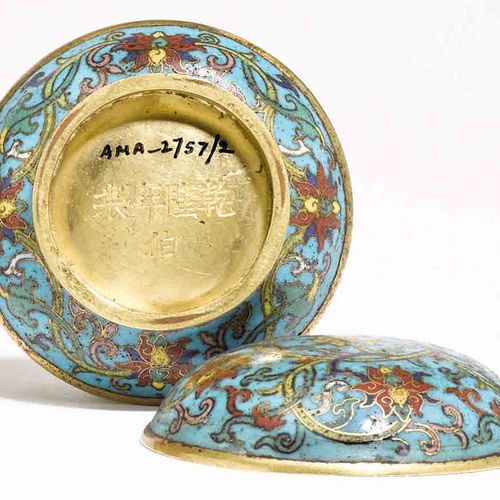 Null SMALL CLOISONNE LIDDED BOX.
China, Qianlong mark and from the period, Ø 6,5&hellip;