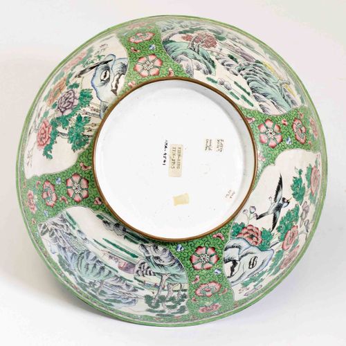 Null LARGE CANTON ENAMEL BOWL.
China, 19th/20th c. Ø 31 cm.
Inside and outside p&hellip;