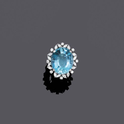 Null 海蓝宝石钻石戒指。
白金750，12克。
经典优雅的戒指，正面镶嵌了1颗约18.00克拉的椭圆形海蓝宝石，由8颗明亮式切割钻石和16颗钻石脐带组成，共&hellip;