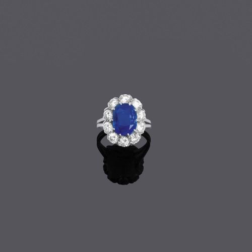 Null 锡兰蓝宝石钻石戒指。
白金750，7克。
古典优雅的戒指，表面镶嵌着一颗未加热的椭圆形锡兰蓝宝石，共约6.50克拉，随行的10颗明亮式切割钻石共约1.&hellip;