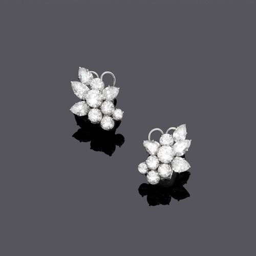 Null DIAMOND EARCLIPS, ca. 1990.
Platinum 950, 13g.
Of floral design, each set w&hellip;