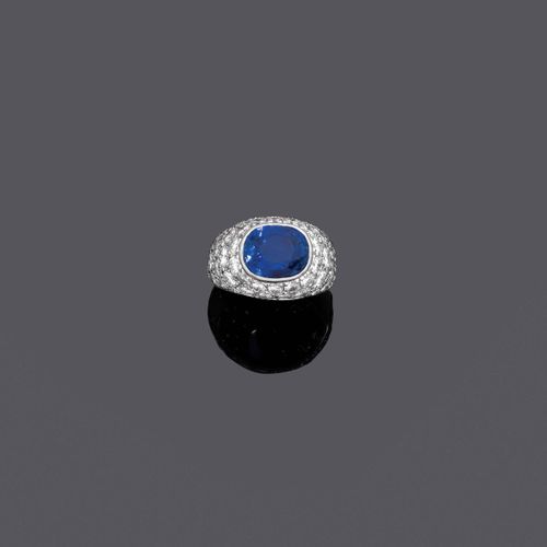 Null 锡兰蓝宝石钻石戒指。
白金750，6克。
优雅的微拱形带状戒指，正面镶嵌了1颗约3.40克拉的椭圆形锡兰蓝宝石，并密镶了许多明亮式切割的钻石，共约3.&hellip;