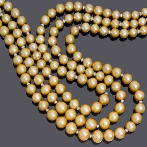 Null 珍珠钻戒，收回。
白金750，608克。
非常优雅的三行项链，由204颗金色的、略带巴洛克风格的南海养殖珍珠组成，直径约为10至16.5毫米，串在一起&hellip;