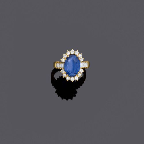 Null CEYLON-APHIRE-DIAMOND戒指，约1970年。
750黄金，8克。
古典优雅的戒指，表面镶嵌了1颗未加热的椭圆形锡兰蓝宝石，周围有17&hellip;