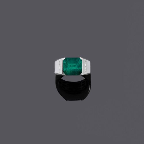 Null 绿宝石钻石戒指。
铂900，25克。
动感而优雅的戒指，正面镶嵌了一颗5.70克拉的八角形哥伦比亚祖母绿，经过适度的显著处理，两侧是8颗各0.20克拉&hellip;