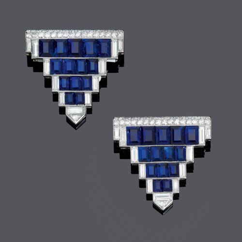 Null 两个SAPHIR钻石夹，可能是BULGARI。
铂金950和白金750，43克。
一对优雅的装饰性夹子，几何设计的正面镶嵌了14颗大的蓝宝石长方形，每&hellip;