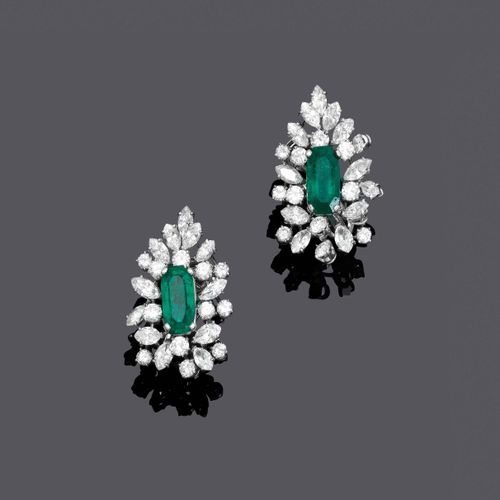 Null EMERALD AND DIAMOND EARCLIPS, ca. 1950.
White gold 750, 17g.
Of floral desi&hellip;