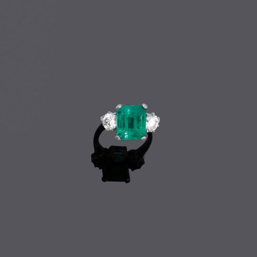 Null 祖母绿钻石戒指。
白金750，7克。
古典优雅的戒指，表面镶嵌了1颗约5.80克拉的哥伦比亚八角形祖母绿，经过适度处理，两侧是2颗共约1.20克拉的明&hellip;