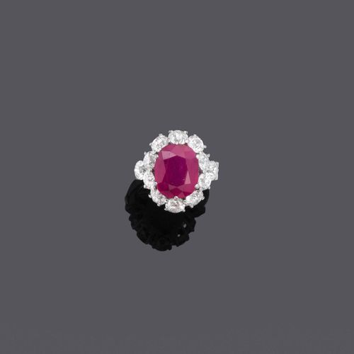 Null BURMA RUBY AND DIAMOND RING, ca. 1950.
Platinum 950, 12g.
Set with 1 oval B&hellip;