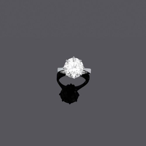 Null DIAMOND RING, ca. 1960.
White gold 750, 6g.
Set with 1 brilliant-cut diamon&hellip;