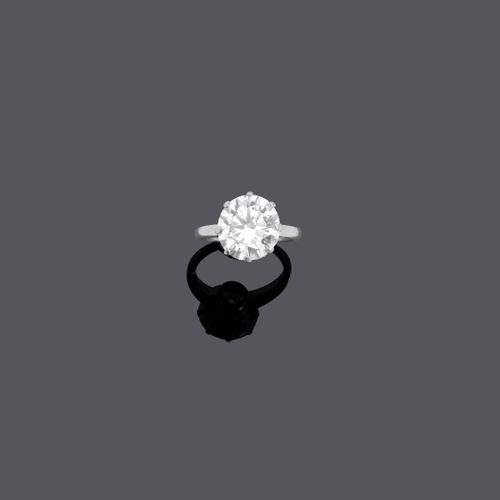 Null BRILLANT RING.
白金750，4克。
古典优雅的单颗钻石戒指，镶嵌着1颗约4.40克拉的明亮型切割钻石，约为M/VS1，镶嵌在六柄聊斋。尺&hellip;