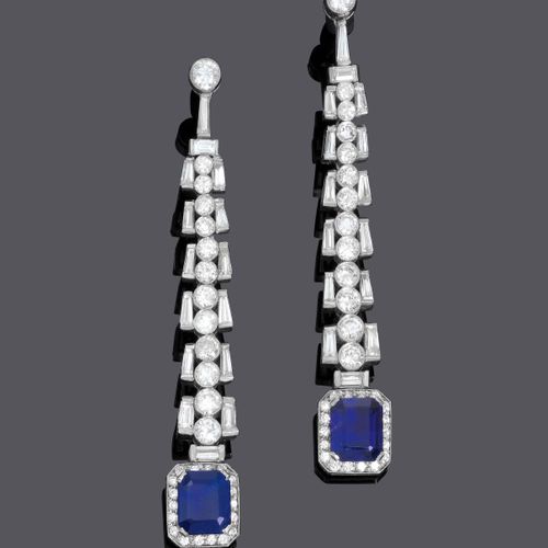 Null SAPPHIRE AND DIAMOND EAR PENDANTS.
Platinum 900, 24g.
Each set with 1 octag&hellip;