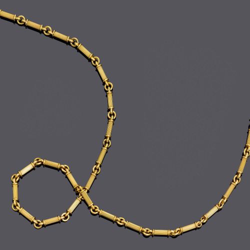 Null GOLD SAUTOIR, c. 1970.
黄金750，81克。
装饰性链条，带棱纹的圆柱形或环形链接，长约92厘米。