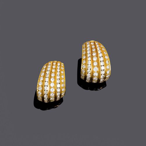 Null DIAMOND AND GOLD EARCLIPS.
Yellow gold 750, 20g.
Each set with brilliant-cu&hellip;