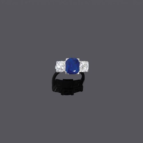 Null KASHMIR SAPPHIRE AND DIAMOND RING, ca. 1970.
Platinum 950, 7g.
Set with 1 f&hellip;