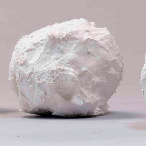 Null 不重要
 （1948年发送-生活和工作在下恩加丁）
700个雪球。2017年。
多。3件石膏雕塑。
直径在7至10厘米之间。

有艺术家的亲笔签名和编&hellip;