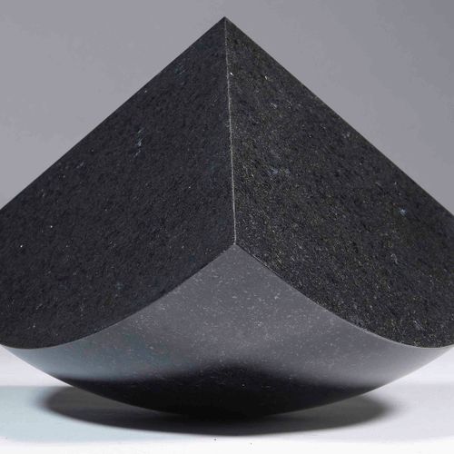 Null MAX BILL
(Winterthur 1908-1994 Berlin)
八角形球体形状的金字塔。1965年。
黑色瑞典花岗岩。6/12。

高度&hellip;