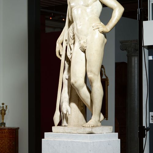 Null 环境贝尔特-托尔瓦德森
罗马，19世纪上半叶。
阿多尼斯的纪念性人物以对立的方式站立，松散地靠在树桩上，卷曲的头部歪向一边。他没有穿衣服的长袍披在树桩&hellip;