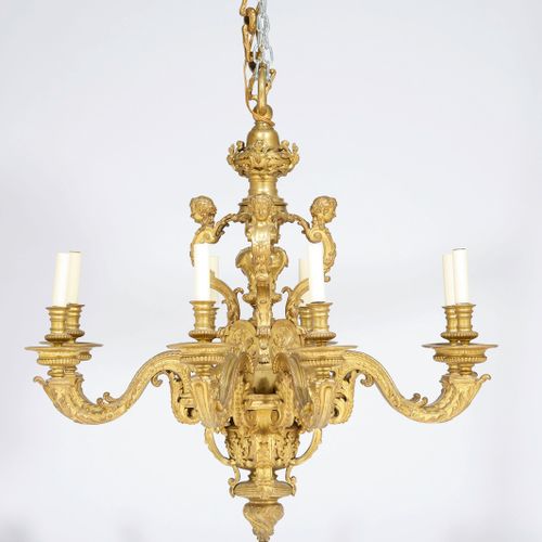 Null 宏伟的天花板吊灯 "aux bacchantes"。
路易十四风格，巴黎，19/20世纪。根据安德烈-查尔斯-布勒为斯德哥尔摩皇宫制作的模型。
青铜材&hellip;
