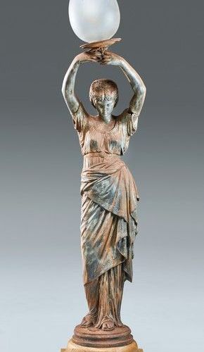 A.DURENNE在巴黎，20世纪初 
铸铁火炬手，代表一个身着古装的女人，双臂高举，手持火炬。 
底座上的标记。 
高度140厘米 
(作为一盏灯安装，一只手&hellip;