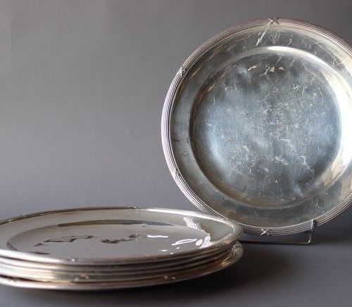 博伦格 
六个圆形镀银餐具，带状锉刀模型，刻有 "Hôtel d'Angelterre Biarritz"。 
直径35厘米 
(磨损、摩擦和碰撞）。)