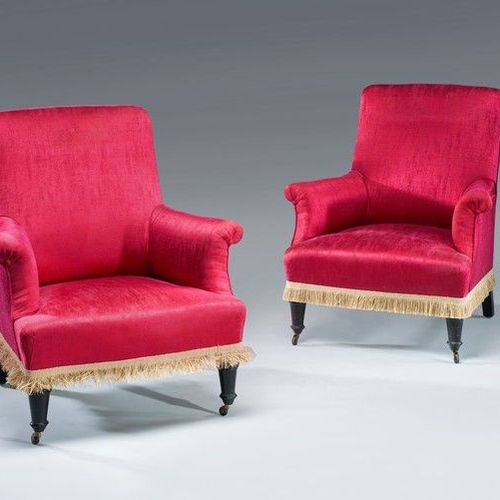 一对长方形模制和发黑的木质扶手椅，前腿带脚轮，后腿带马刀。带流苏的红色棉布装饰。 
拿破仑三世的风格。 
高度90厘米