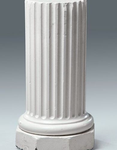 白色漆面树脂圆柱，凹槽轴，八角形底座。 
高90厘米；宽42厘米